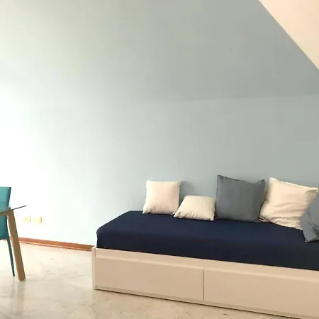 Lägenhet Comfortable In 47 M² With Private Balcony Desenzano del Garda